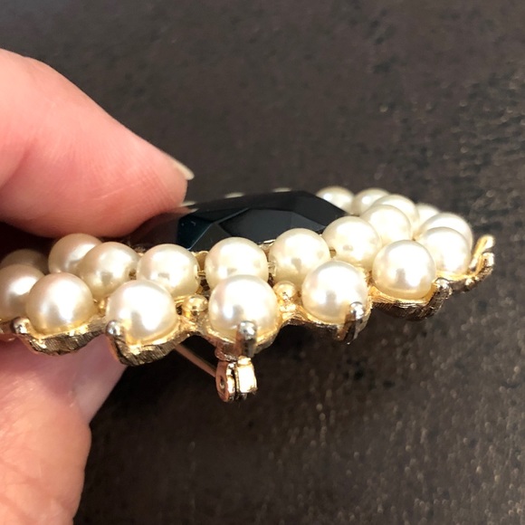 Vintage pearl and onyx pin - Picture 2 of 3